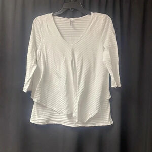 White Lulu B A symmetrical Top‎